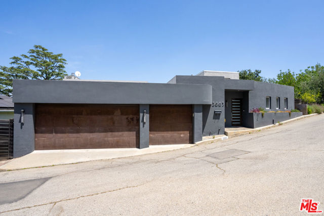 3865 Buena Park Drive, Studio City CA: https://media.crmls.org/mediaz/b070ef4f-63fe-4074-9b46-8db4c8359d40.jpg