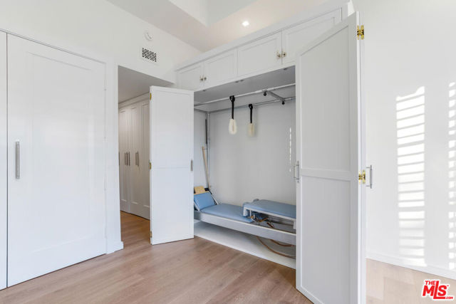 10100 Empyrean Way, Los Angeles CA: https://media.crmls.org/mediaz/b071302d-0c2e-4a04-bae5-4fe9002a6cdd.jpg