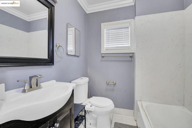 2419 Linden St, Oakland CA: https://media.crmls.org/mediaz/b07197d8-f6a9-4f4a-a5dd-729a0ae6cb03.jpg