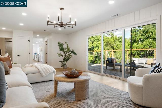 374 James Bowie Ct, Alamo CA: https://media.crmls.org/mediaz/b0720e53-5dbb-403e-94be-58431d510dc0.jpg