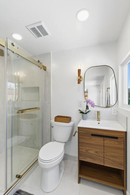 1257 Laurel Avenue, East Palo Alto CA: https://media.crmls.org/mediaz/b07229e3-bbea-4a67-8c6e-306286c98030.jpg