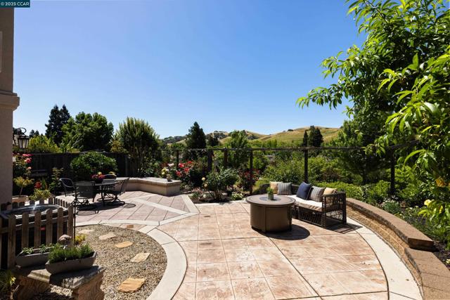 315 Glasgow Circle, Danville CA: https://media.crmls.org/mediaz/b07253b3-3ad5-482e-92a8-ff928be6b2c3.jpg