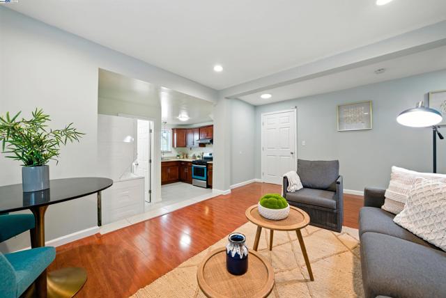 2539 Grande Vista Ave, Oakland CA: https://media.crmls.org/mediaz/b0727b75-ea73-4c92-ad2f-00150b9eac70.jpg