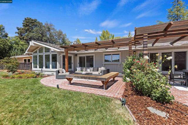 11 Breck Ct, Moraga CA: https://media.crmls.org/mediaz/b072b037-6cb1-4e85-8821-681f5c5a76c3.jpg
