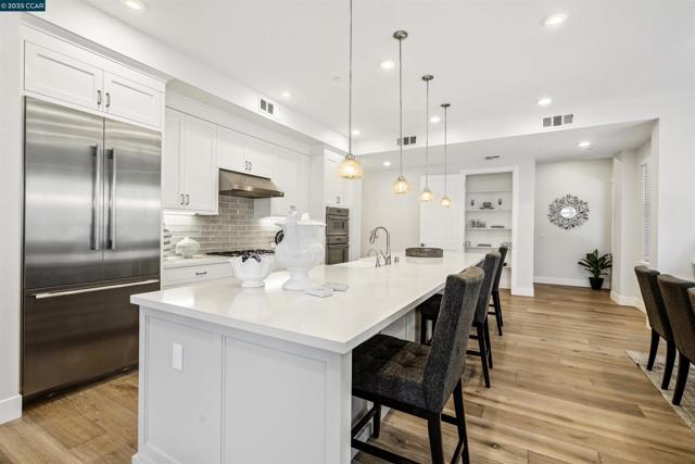 20 Woodbury Highlands Court, Lafayette CA: https://media.crmls.org/mediaz/b072b236-bbff-4bf9-9bd5-2c736a53a6fe.jpg