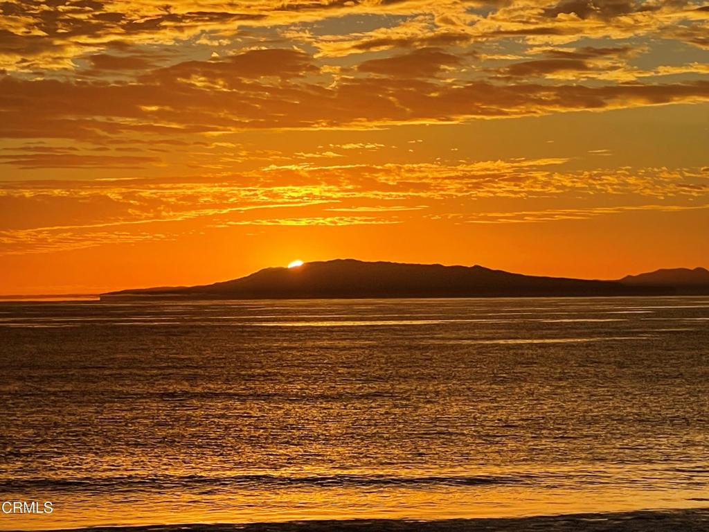 https://media.crmls.org/mediaz/b07360e3-f041-4db1-9c48-3d41438156ea.jpg?preset=X-Large
