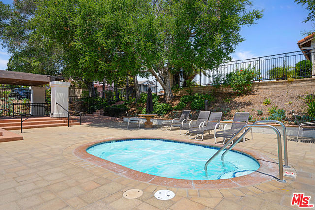 1668 Fox Springs Circle, Newbury Park CA: https://media.crmls.org/mediaz/b0738a73-ee0e-4c9f-996d-21bbdba3c815.jpg