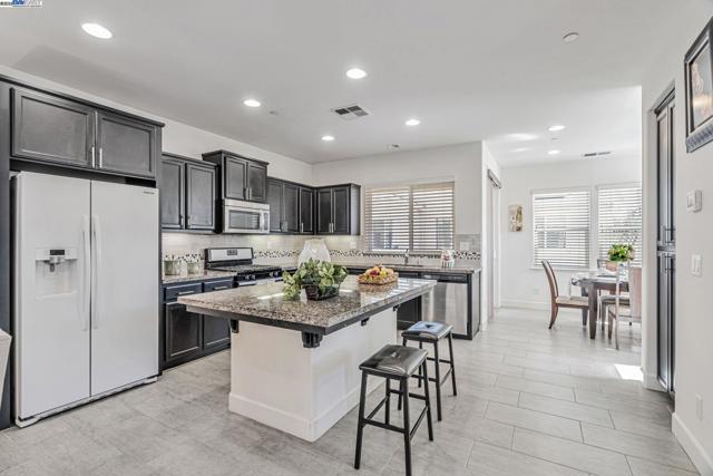 705 Cannery Pl, San Jose CA: https://media.crmls.org/mediaz/b0746e50-1baf-48cf-b6b4-3d2e02cd990e.jpg