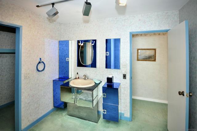 8294 Prestwick Dr, La Jolla CA: https://media.crmls.org/mediaz/b0749ee2-7602-4617-88a6-e2146f2115ef.jpg