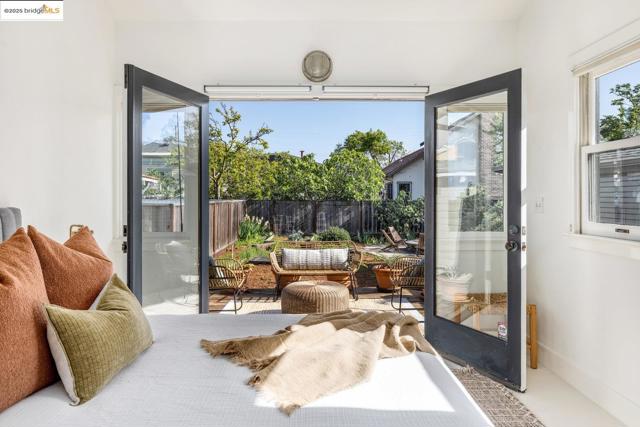 1334 Derby St, Berkeley CA: https://media.crmls.org/mediaz/b075bec4-4731-4cea-a248-ee2ee10fe20a.jpg