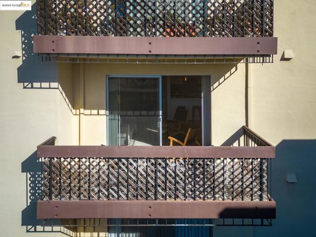 555 Jean St, Oakland CA: https://media.crmls.org/mediaz/b075d701-cf76-4184-8233-e0dc9726ed6b.jpg