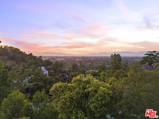 3873 Berry Drive, Studio City CA: https://media.crmls.org/mediaz/b0762b99-6300-4246-874e-dbd73a4f8295.jpg