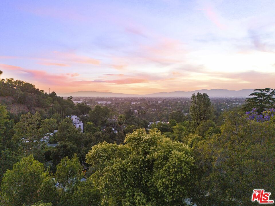https://media.crmls.org/mediaz/b0762b99-6300-4246-874e-dbd73a4f8295.jpg?preset=X-Large
