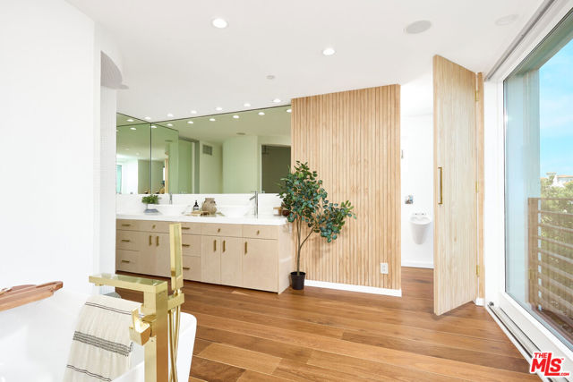 5106 Pacific Avenue, Marina del Rey CA: https://media.crmls.org/mediaz/b07698d5-5dbd-4eae-afdd-8b7488b8e4cc.jpg