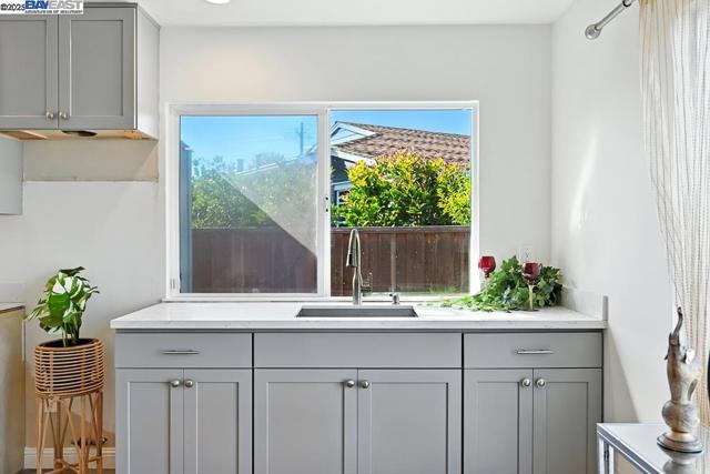 3419 Del Valle Cir, San Leandro CA: https://media.crmls.org/mediaz/b0773d90-b922-4e43-b827-7c3da0096395.jpg