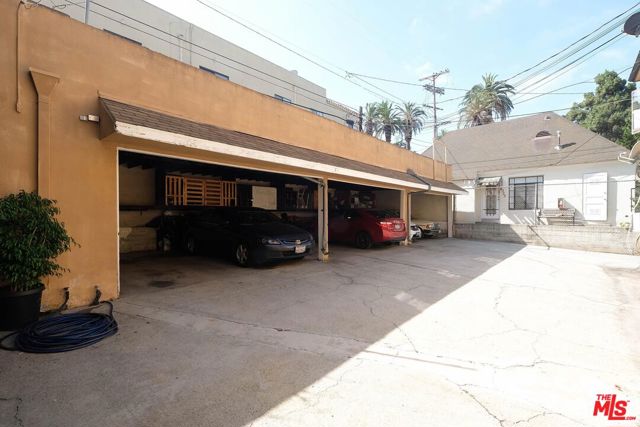 854 1/2 S Plymouth Boulevard, Los Angeles CA: https://media.crmls.org/mediaz/b0787705-9aa0-4ea0-895e-03627a1f6c03.jpg