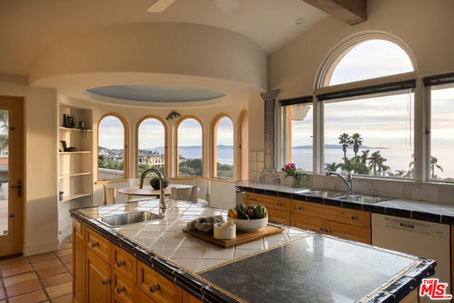 93 Laurel Drive, Rancho Palos Verdes CA: https://media.crmls.org/mediaz/b07889c1-34f9-4299-8f8e-e85d06afd2f2.jpg