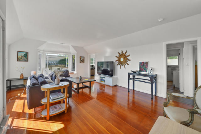 Detail Gallery Image 9 of 36 For 3961 Cumberland Ave, Los Angeles,  CA 90027 - 3 Beds | 2 Baths