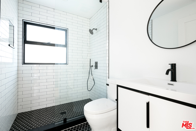1325 Cabrillo Avenue, Venice CA: https://media.crmls.org/mediaz/b079827b-c092-41a7-9a06-58dd76add66c.jpg