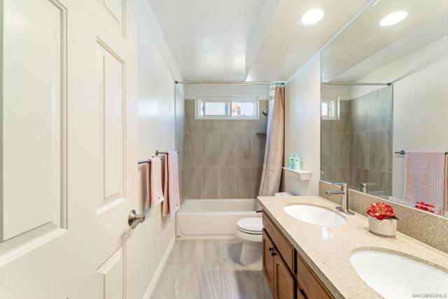 2708 MEDFORD CT, Carlsbad CA: https://media.crmls.org/mediaz/b0799bdb-a90a-49c5-9ad7-2773ca19b338.jpg