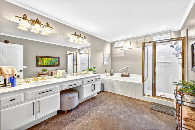 10 Colonial Drive, Rancho Mirage CA: https://media.crmls.org/mediaz/b0799de1-5a20-44ea-8465-44c3f5139b8f.jpg