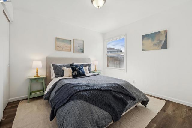 108 Cypress St, Alameda CA: https://media.crmls.org/mediaz/b079a31d-db45-41df-9d5a-af7b0feb46a9.jpg