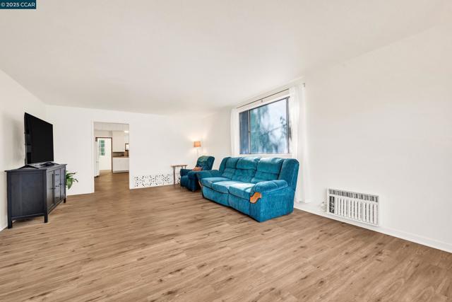 367 Rose Avenue, Pleasanton CA: https://media.crmls.org/mediaz/b079ac51-1629-4a8f-8b40-c2c0436ff410.jpg