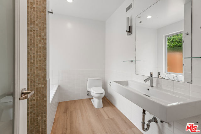 900 N West Knoll Drive, West Hollywood CA: https://media.crmls.org/mediaz/b079b9d0-0ec9-43d8-8337-11dcb121c8b8.jpg