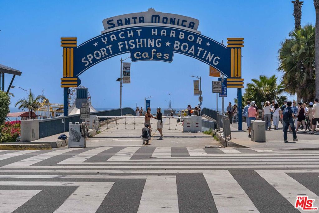 https://media.crmls.org/mediaz/b07ae8a8-0468-4039-b029-0050d983a2da.jpg?preset=X-Large