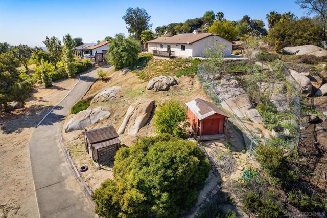 27301 Rowel Ct, Valley Center CA: https://media.crmls.org/mediaz/b07b9566-8c40-4abd-8ceb-6597bcc83caa.jpg