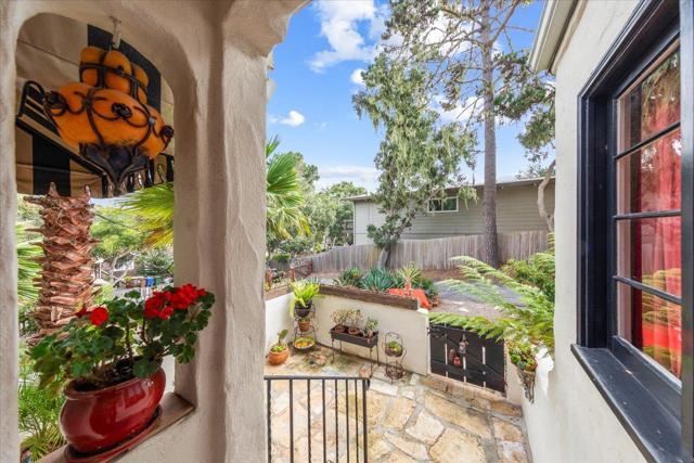989 Madison Street, Monterey CA: https://media.crmls.org/mediaz/b07c869d-4f99-4e94-9ff2-9399af1e4814.jpg
