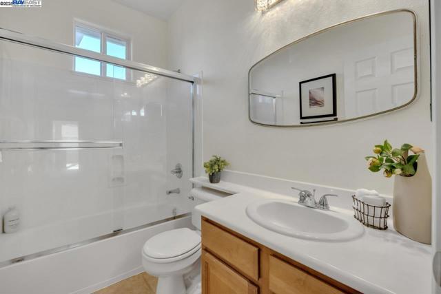 1508 Whispering Oaks Way, Pleasanton CA: https://media.crmls.org/mediaz/b07c8ac1-33b3-47fb-b66f-09a4a2ca12cf.jpg