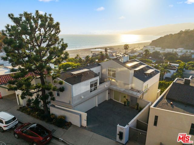 143 Ocean Avenue Ext, Santa Monica CA: https://media.crmls.org/mediaz/b07cc766-730c-4fba-b26d-32029c5886a8.jpg