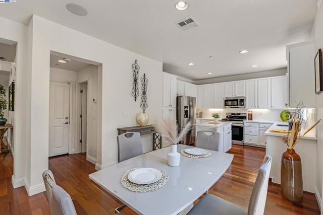 34906 Herringbone Ct, Union City CA: https://media.crmls.org/mediaz/b07d18c1-c98f-43c9-b89d-7a63cee1393a.jpg