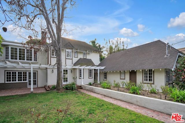 618 N Rodeo Drive, Beverly Hills CA: https://media.crmls.org/mediaz/b07d2be8-7b65-46d3-870b-1094a56a4e9c.jpg