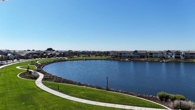2859 Wylin Blvd, Lathrop CA: https://media.crmls.org/mediaz/b07e4299-cf2b-4973-b5e0-b96d77e42c72.jpg
