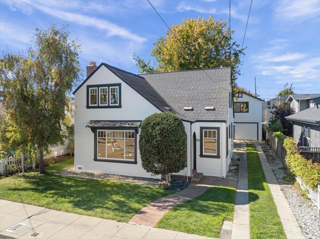 211 2nd Avenue, Santa Cruz CA: https://media.crmls.org/mediaz/b07eab8f-6276-46eb-b77a-4bbef9437db6.jpg