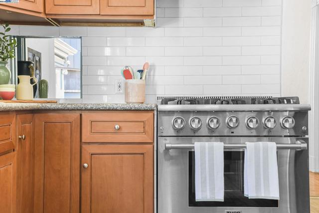 2349 Waverly St, Oakland CA: https://media.crmls.org/mediaz/b07f372d-1b89-4839-8e20-0457cde159ba.jpg