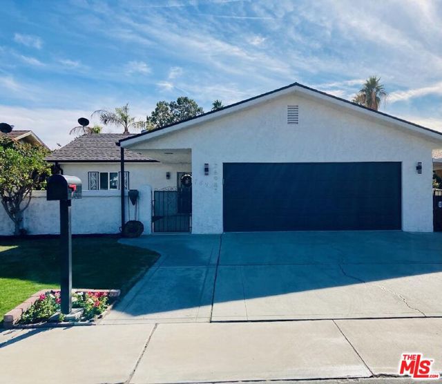 76983 California Drive, Palm Desert CA: https://media.crmls.org/mediaz/b07ff75c-ba11-4336-93a7-ea0c50118689.jpg