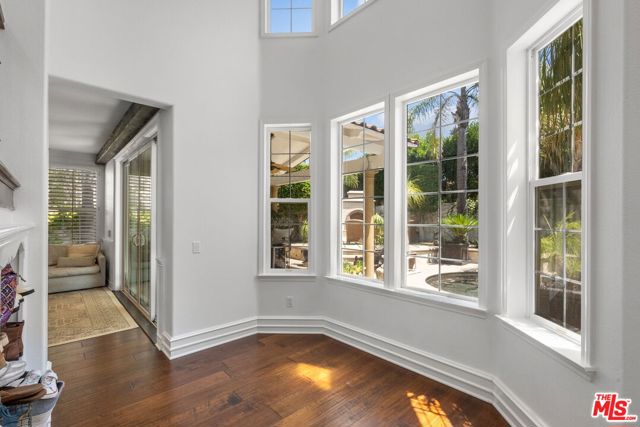 638 Oak Tree Court, Simi Valley CA: https://media.crmls.org/mediaz/b0809670-5475-4122-ae71-b2b4561129c2.jpg