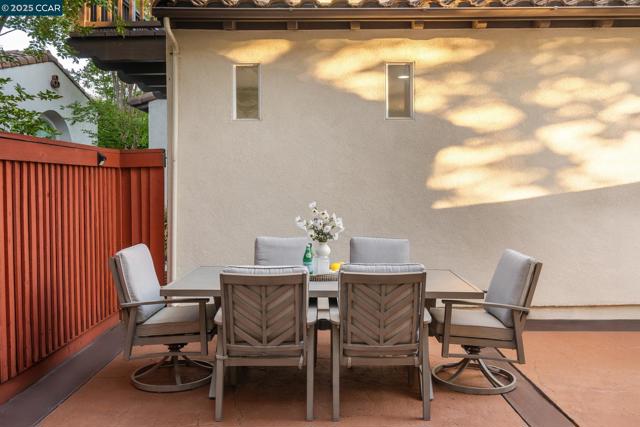 9752 Belladonna Dr, San Ramon CA: https://media.crmls.org/mediaz/b080ed17-7198-4bd1-af44-f0b54ee297b0.jpg