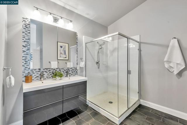 1231 Pine St, Oakland CA: https://media.crmls.org/mediaz/b08199c8-aa36-4144-8d6d-9bee31543fc2.jpg