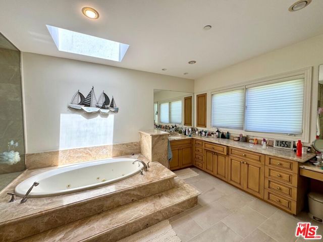 328 15th Street, Santa Monica CA: https://media.crmls.org/mediaz/b081e4ce-d15b-4b4f-a754-7a66346dec85.jpg