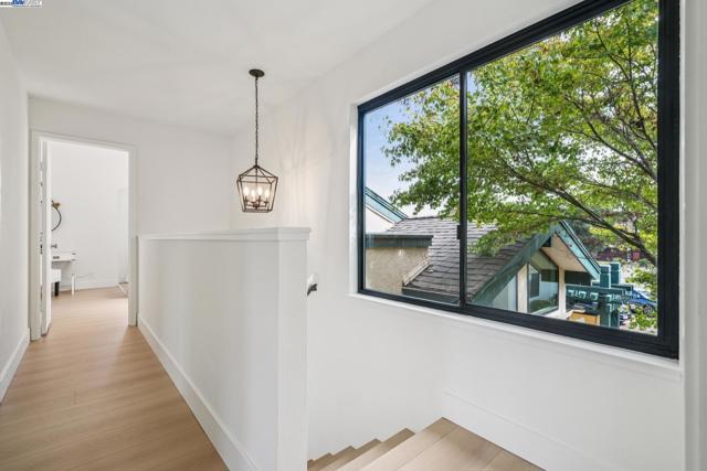 101 Carob Ln, Alameda CA: https://media.crmls.org/mediaz/b082a14a-fbc5-444c-ab01-a56dec6e6a88.jpg