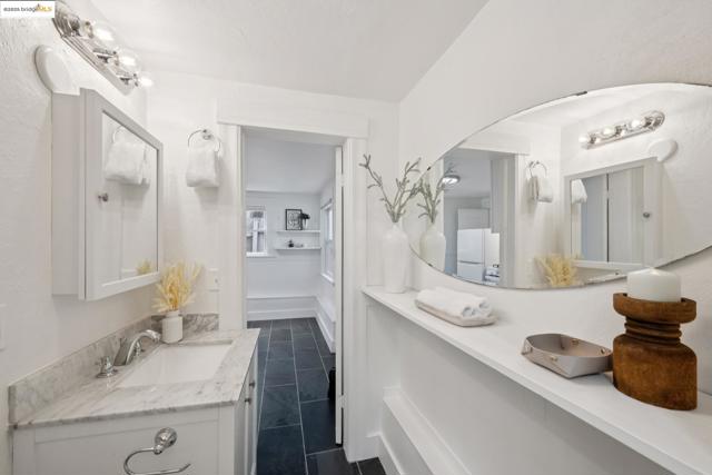 3116 Harrison St, Oakland CA: https://media.crmls.org/mediaz/b0838a8c-3424-4dca-9c0e-cf3c4cc59695.jpg