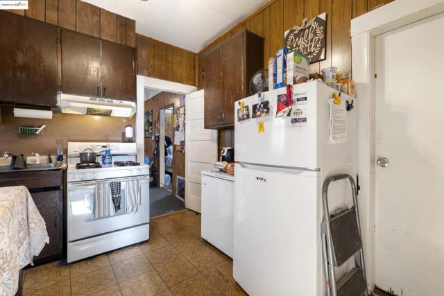 553 34Th St, Oakland CA: https://media.crmls.org/mediaz/b08405dd-4b9c-4d81-a14f-32fb8cb8fe3b.jpg