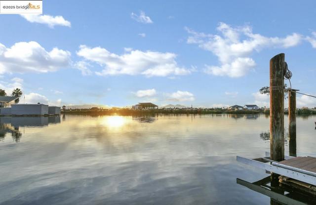 4930 Discovery Pt, Discovery Bay CA: https://media.crmls.org/mediaz/b084deca-91a1-419d-b1b6-e42f5344d16b.jpg
