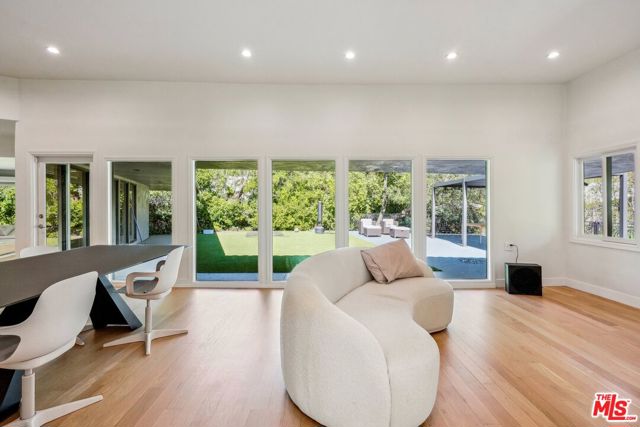 4900 Queen Victoria Road, Woodland Hills CA: https://media.crmls.org/mediaz/b087e8c1-6007-4f9a-b07d-e122d47b7470.jpg