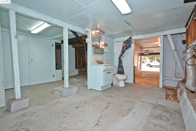 672 33Rd St, Oakland CA: https://media.crmls.org/mediaz/b0881f30-be43-448a-8f1f-23d0fdd62473.jpg