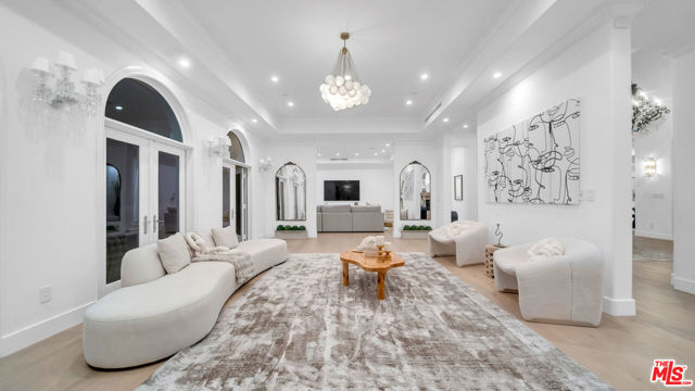 1447 San Ysidro Drive, Beverly Hills CA: https://media.crmls.org/mediaz/b088f05d-194d-4260-9fc3-4b0979773fe4.jpg